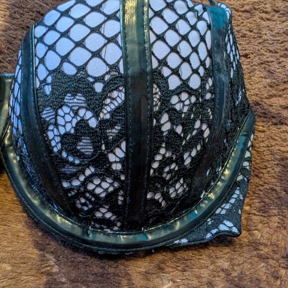 Victoria Secret Sexy Push-Up Bra - Picture 2 of 3